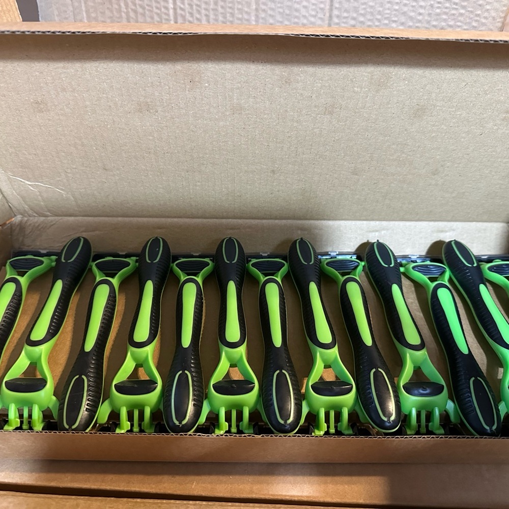 Green and Black Razors ReliaShave Men's 6-Blade Razor 13 pack
